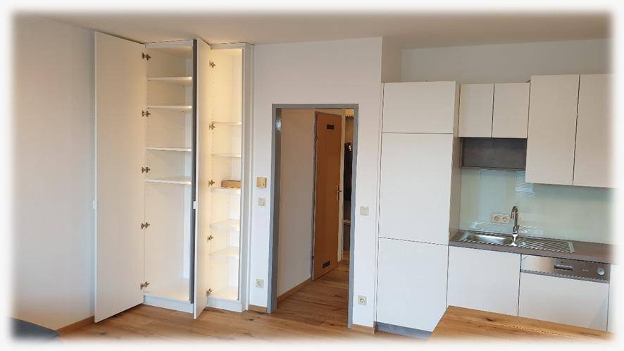 Praktischer Einbauschrank im Flur mit viel Stauraum und Zugang zu weiteren Räumen der Wohnung.