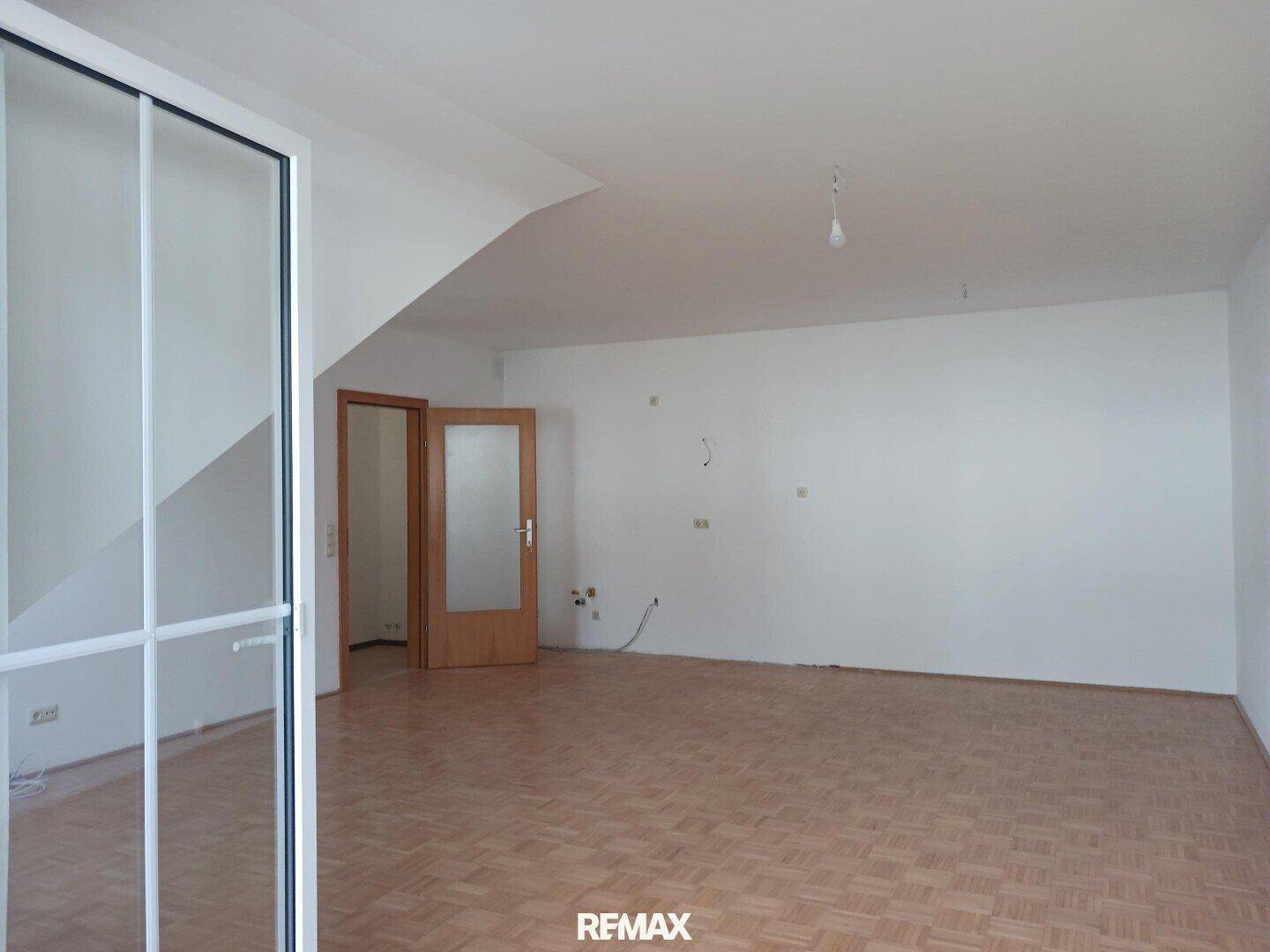 Heller Raum mit Parkettboden und weißen Wänden, ideal für individuelle Gestaltungsmöglichkeiten.