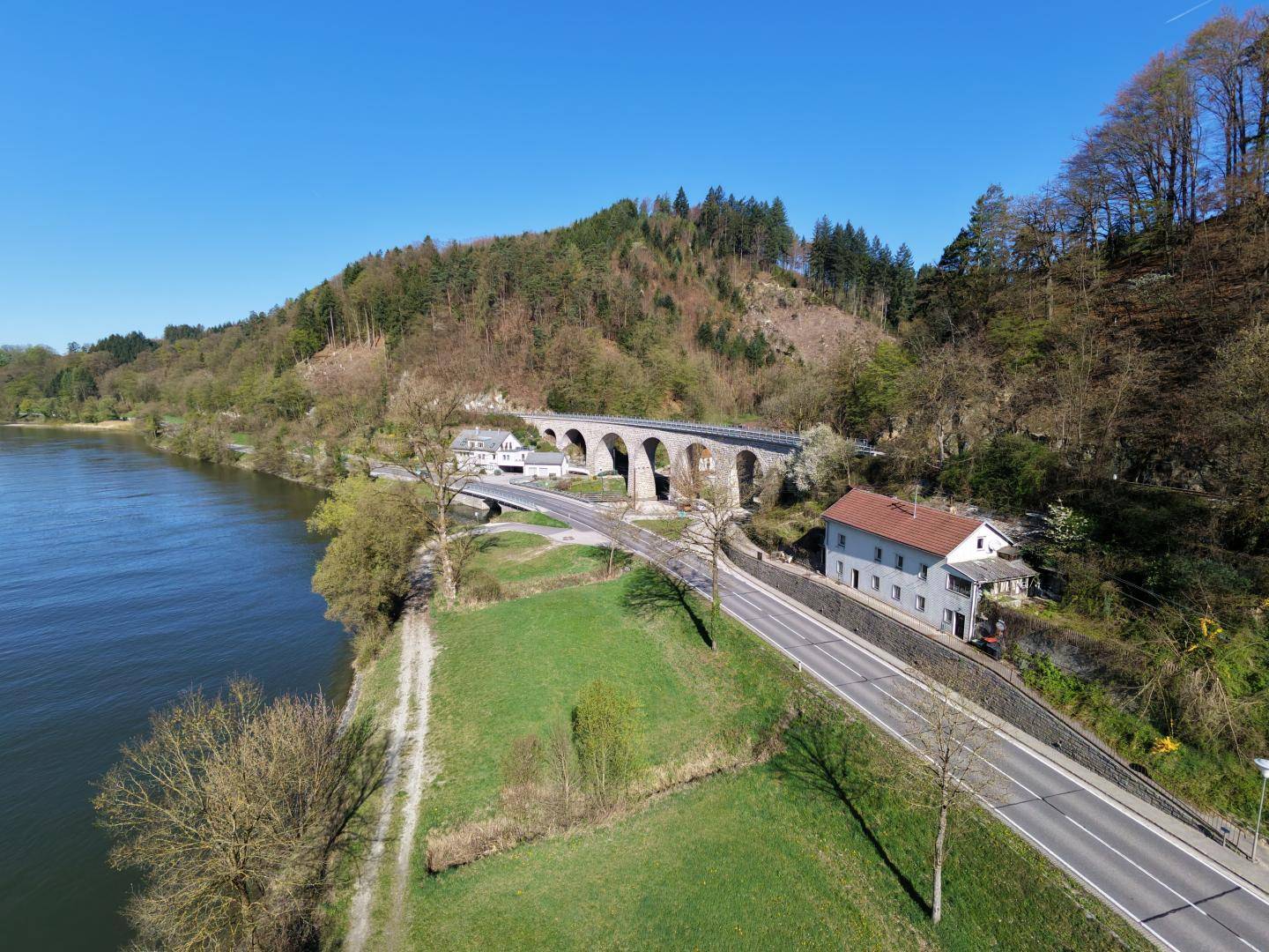 Renovierungsbedürftiges Haus mit Blick auf die Donau - Ansicht 2