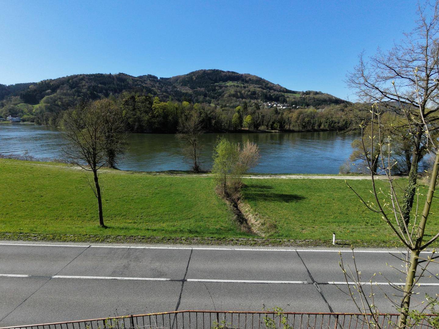 Renovierungsbedürftiges Haus mit Blick auf die Donau - Ansicht 6