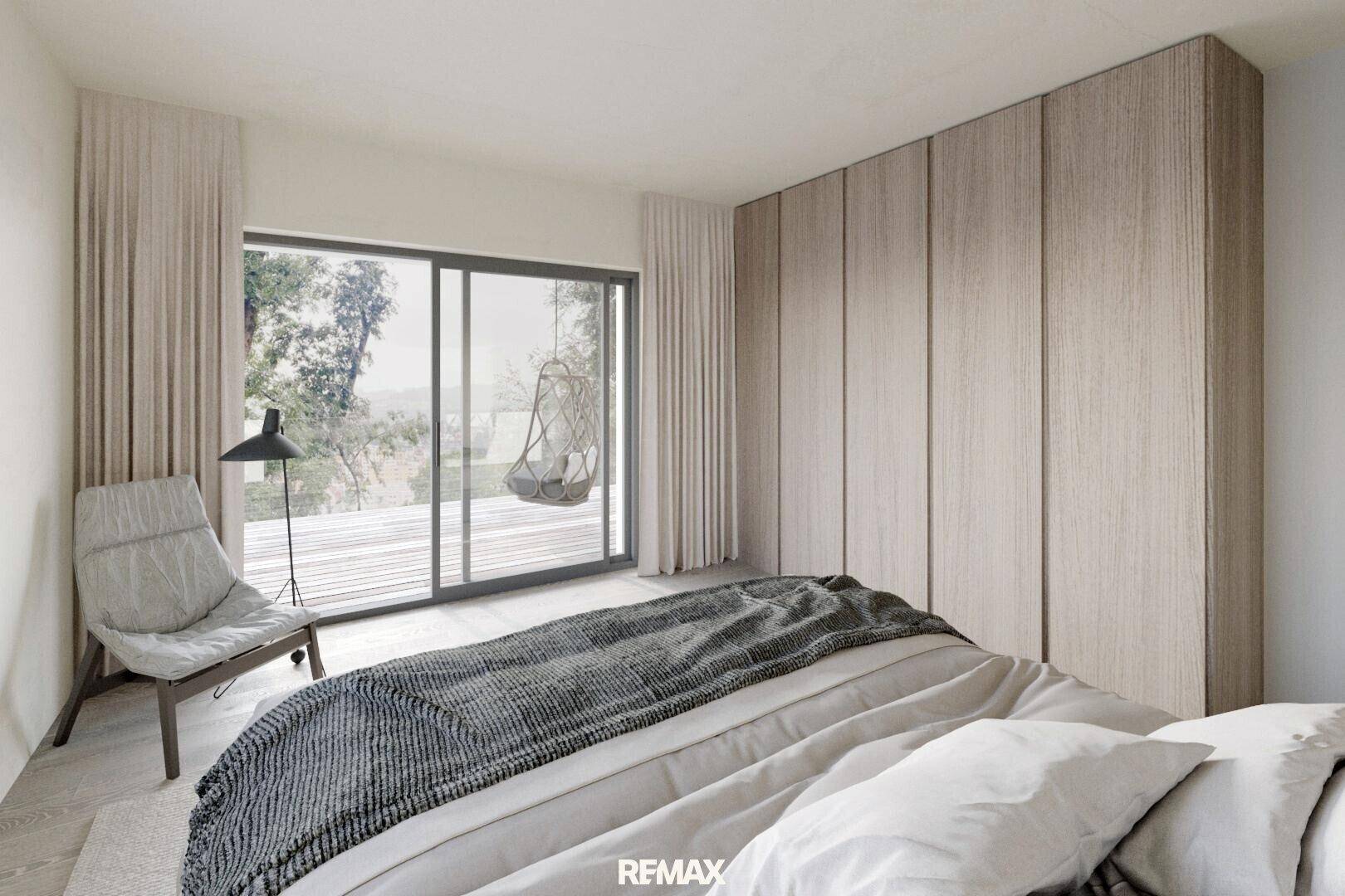 Helles Schlafzimmer mit großen Schiebetüren, Einbauschränken und modernem Design.