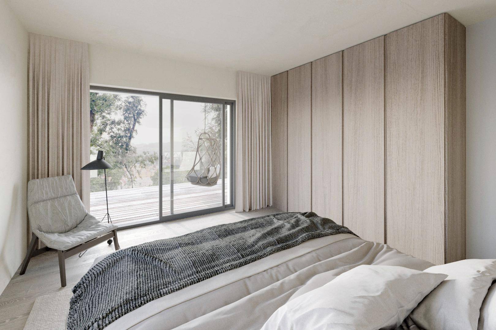 Helles Schlafzimmer mit großen Schiebetüren, Einbauschränken und Zugang zum Außenbereich.