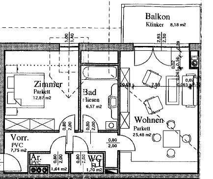 Detaillierter Grundriss einer Wohnung mit Schlafzimmer, Bad, Wohnbereich und Balkon.