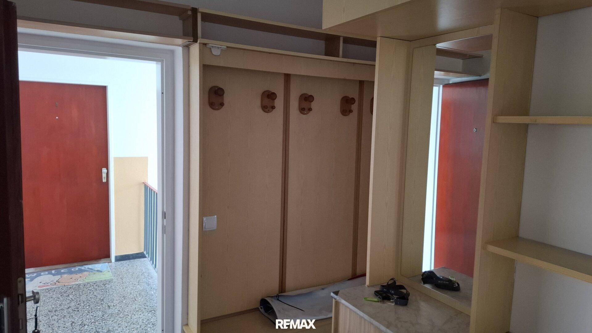Eingangsbereich mit praktischen Einbauschränken und Garderobe sowie Terrazzoboden.