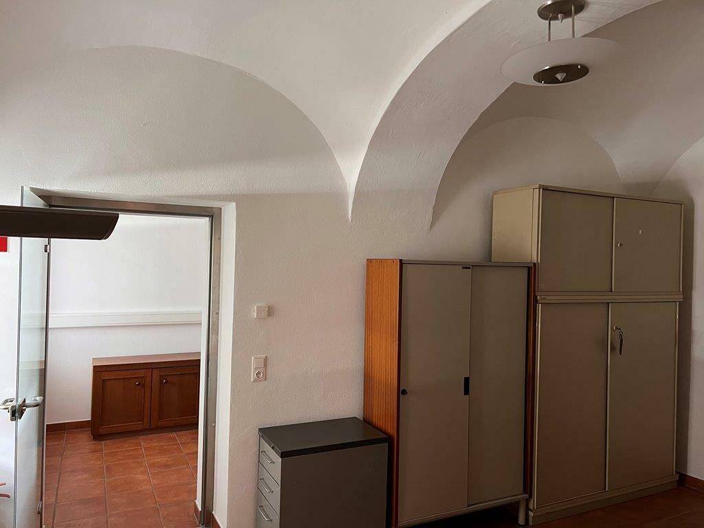 Raum mit Gewölbedecke und praktischen Schränken, ideal als Abstellraum oder Archiv.