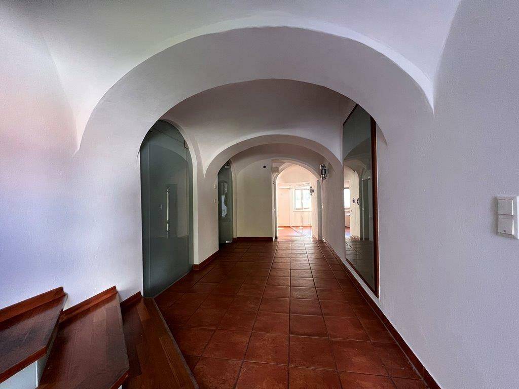 Langer Flur mit beeindruckenden Gewölbedecken und traditionellem Terrakotta-Fliesenboden.