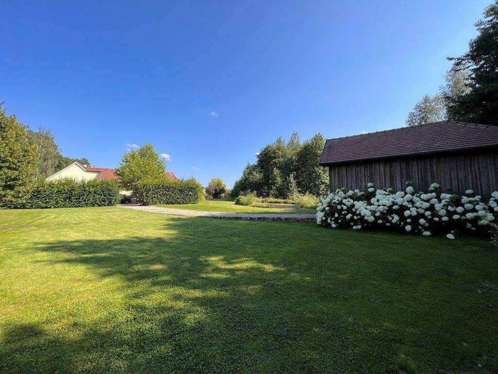 Exklusiv sanierter Vierkanthof mit idyllischem Innenhof und Naturgarten - Mehr