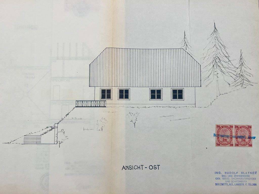 Architektonische Ostansicht des Gebäudes mit Treppenaufgang und Fensterfront.