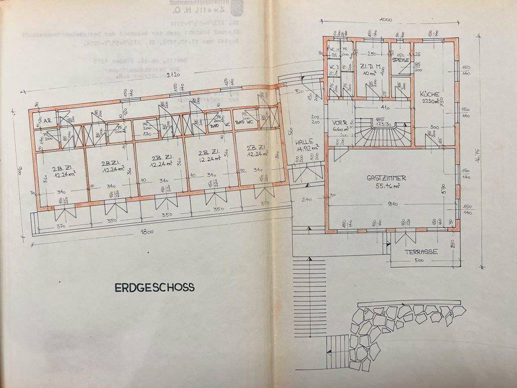 Grundriss des Erdgeschosses mit Küche, Gästezimmer und Zugang zur Terrasse.