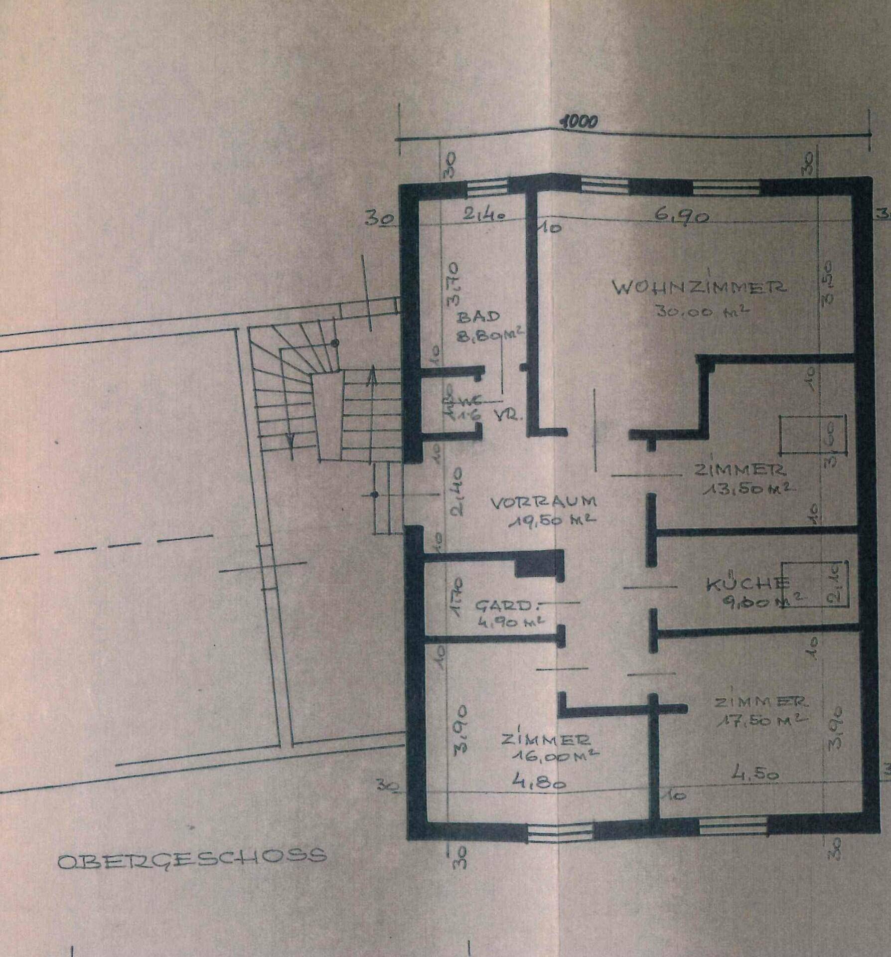 Grundriss des Obergeschosses mit Wohnzimmer, Küche und Badezimmer.
