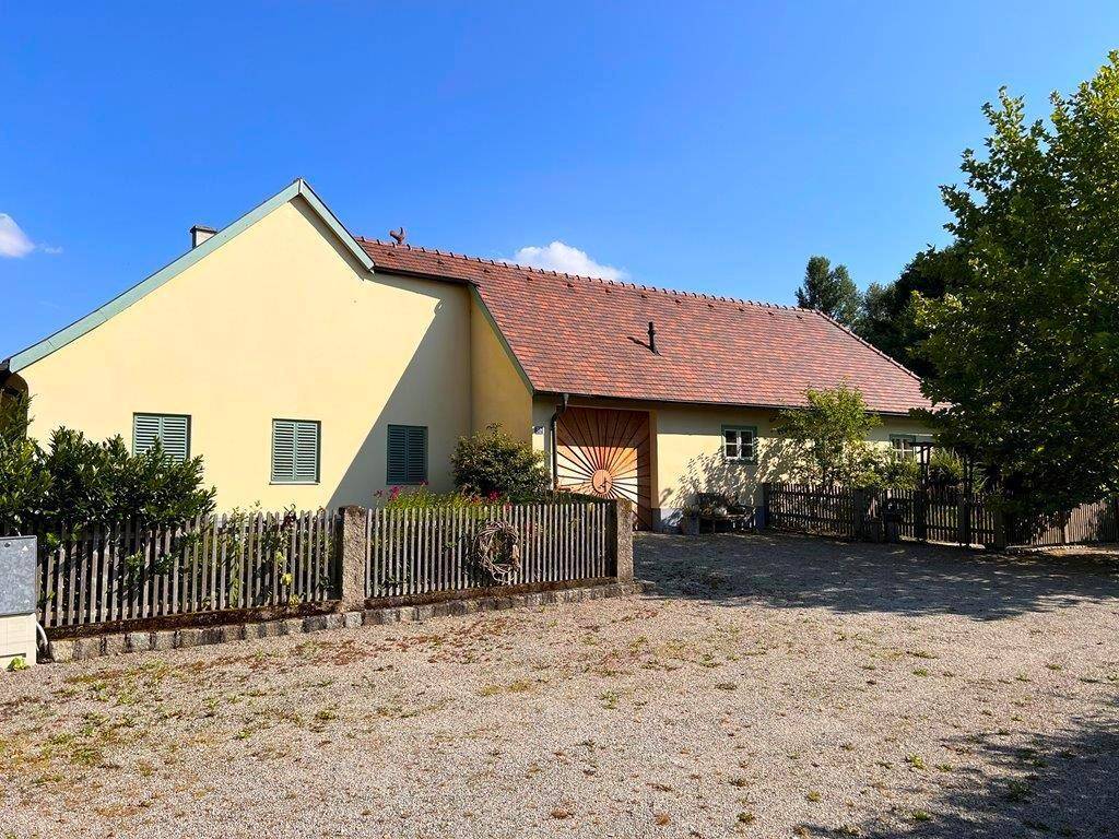 Exklusiv sanierter Vierkanthof mit idyllischem Innenhof und Naturgarten - Ansicht 2
