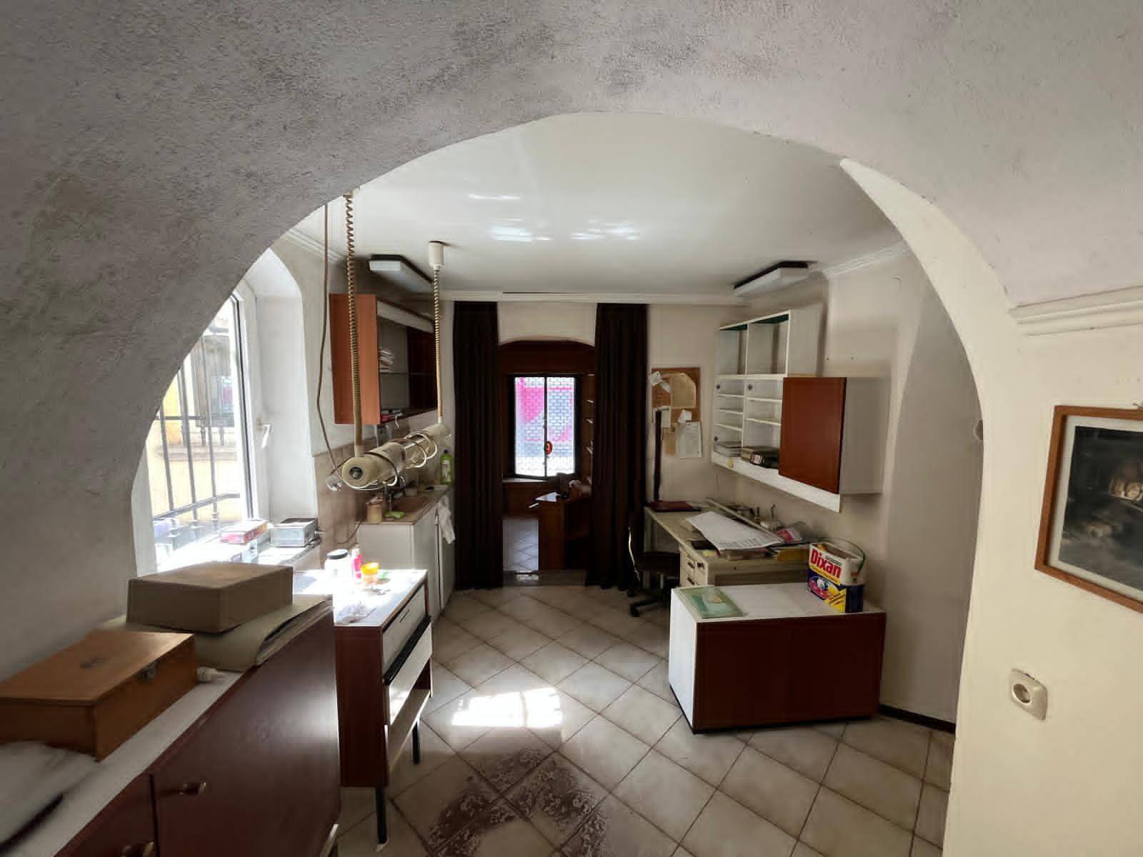 Geschäfts-/Wohnhaus – další