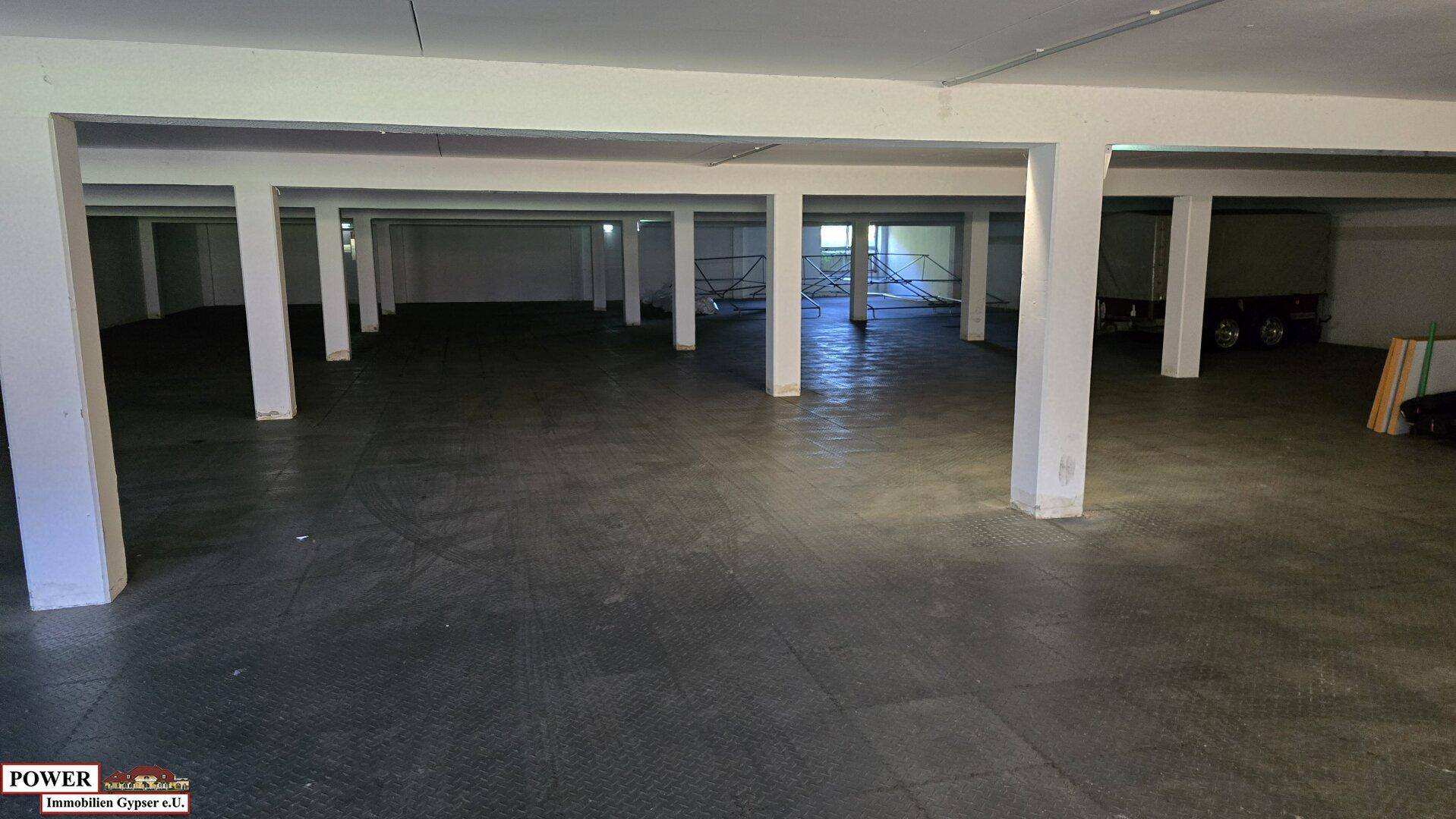 Weitläufiger Kellerraum mit vielen Stützpfeilern und dunklem, strapazierfähigem Boden, geeignet für verschiedene Nutzungen.
