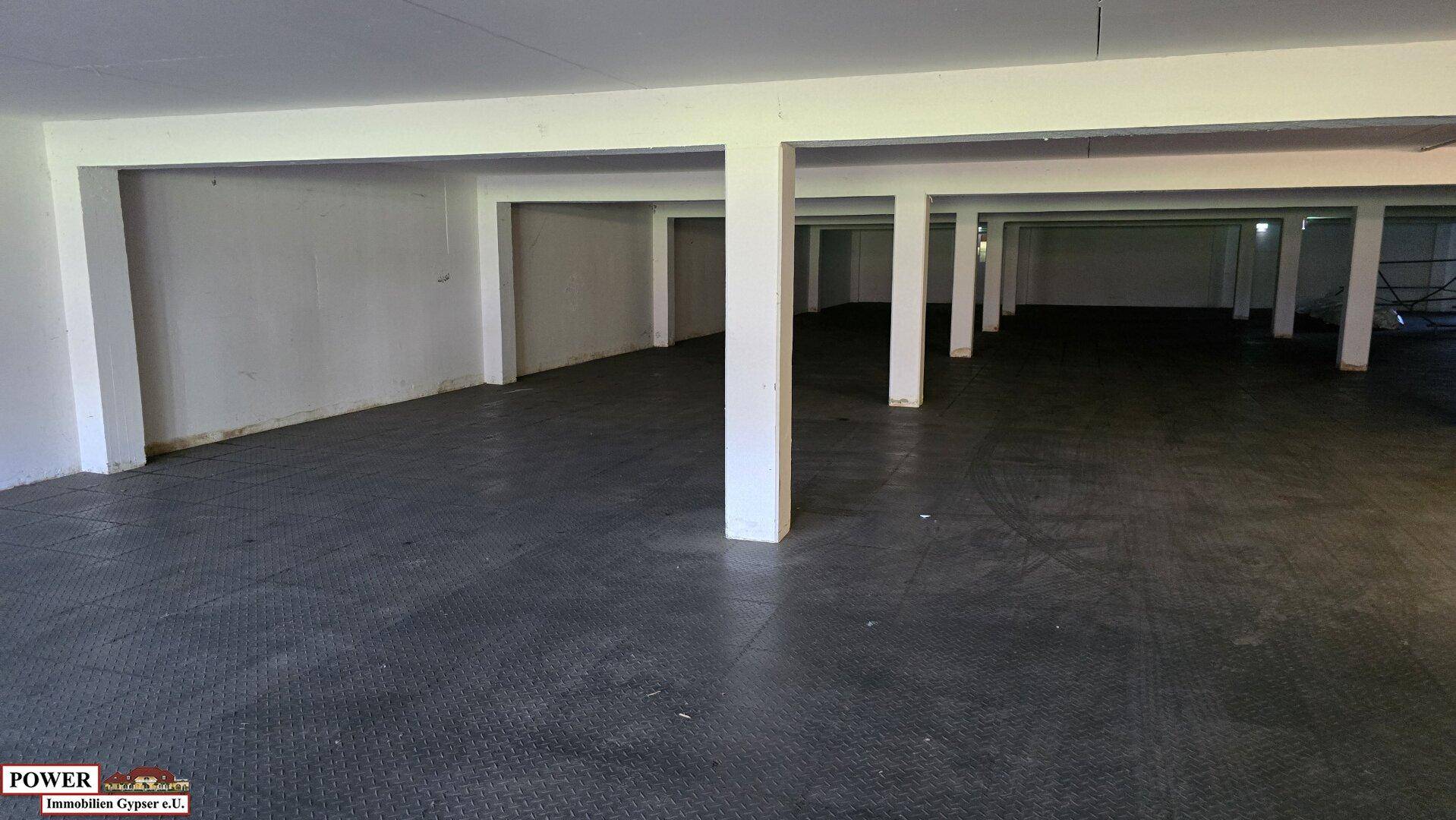 Großer, leerer Raum im Untergeschoss mit vielen Stützpfeilern und dunklem, strapazierfähigem Boden, bereit zur Nutzung.