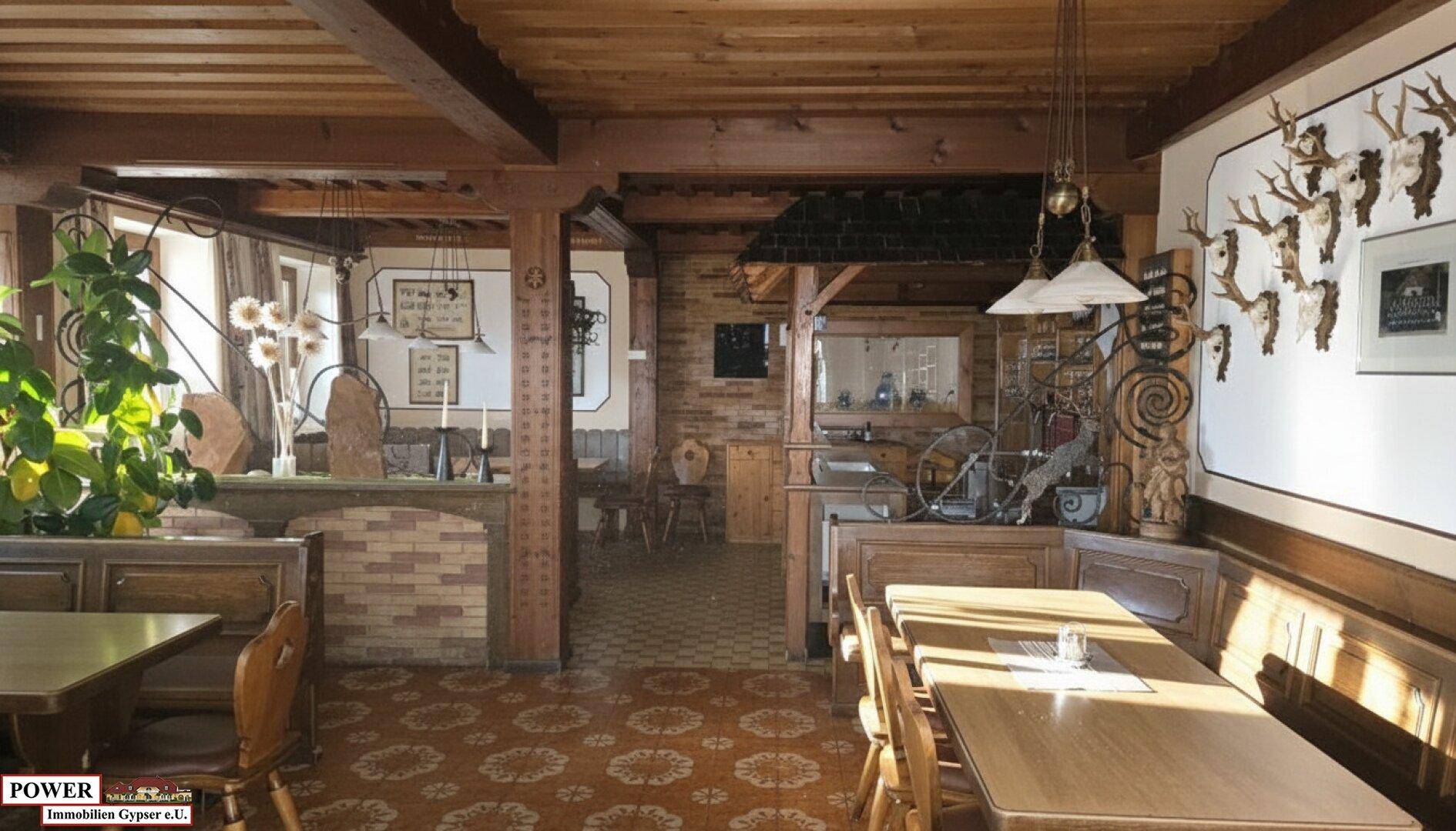 Rustikaler Essbereich mit viel Holz, traditionellen Möbeln und Hirschgeweih-Dekoration an den Wänden.