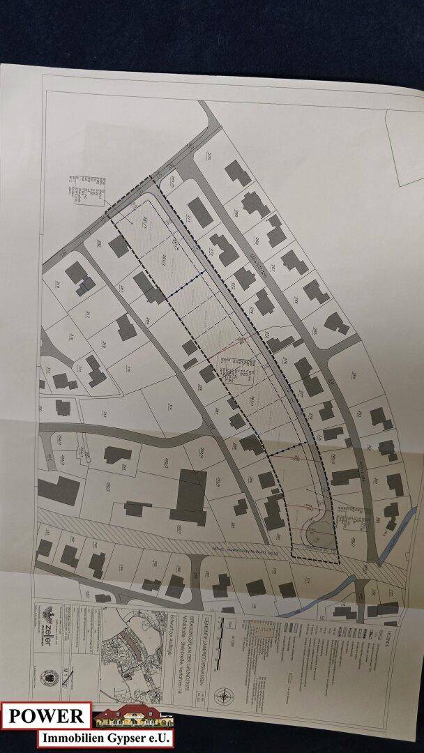 Übersichtlicher Lageplan mit Grundstücksparzellen, Straßenführung und Bebauung in einer Wohnsiedlung.