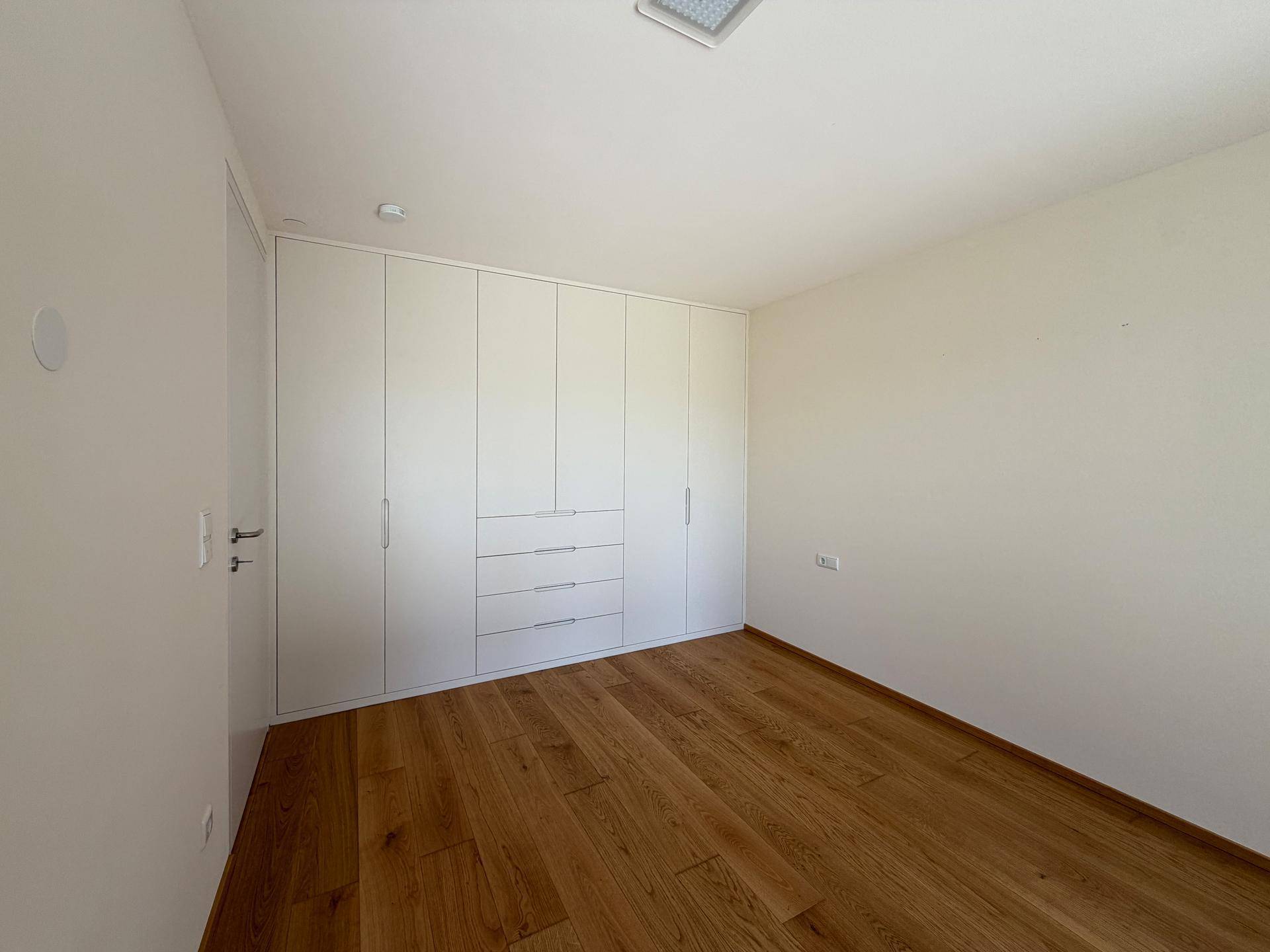 Schlafzimmer mit Einbauschränken und hellem Holzfußboden, bereit zur Einrichtung.