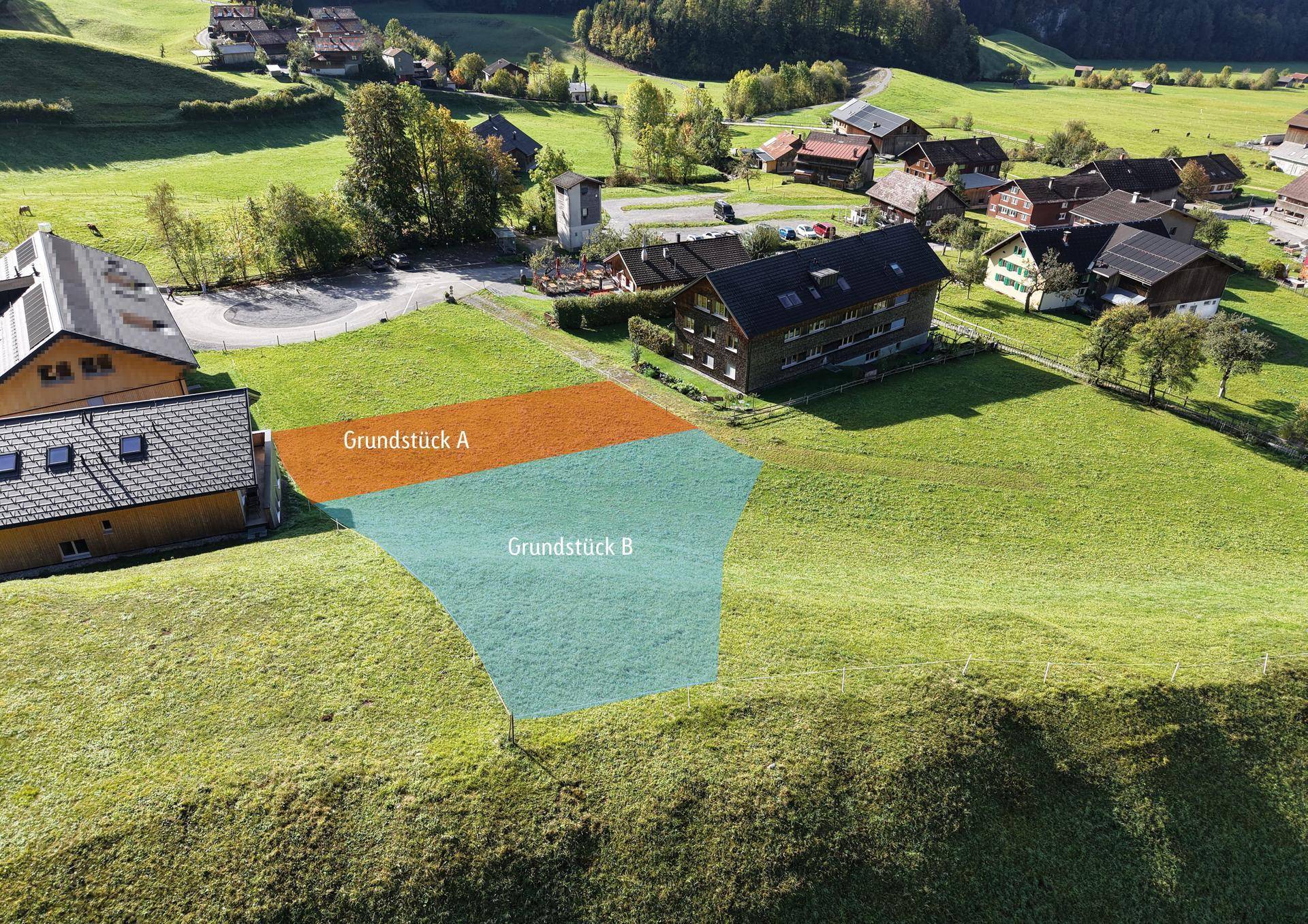 Übersicht aus der Vogelperspektive mit zwei farblich hervorgehobenen Baugrundstücken A und B.