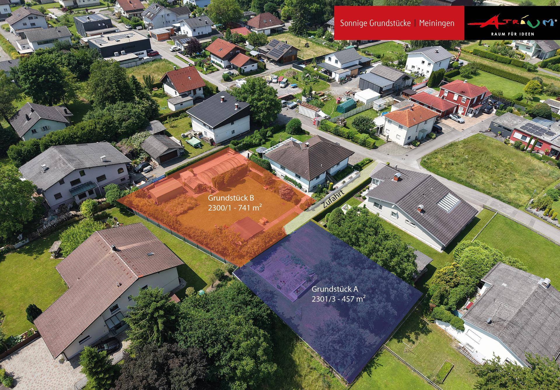 Übersicht aus der Vogelperspektive zeigt zwei Baugrundstücke in einer grünen Wohngegend.