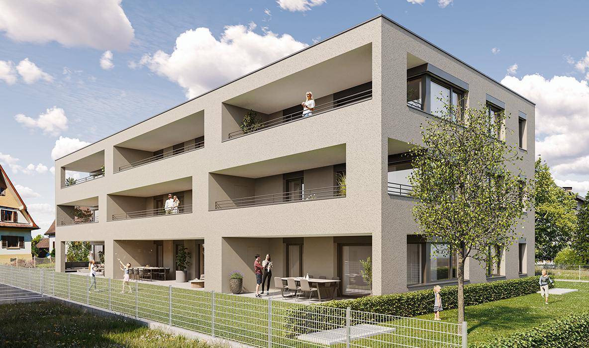 Moderne Wohnanlage mit mehreren Balkonen und Terrassen in einer grünen Umgebung.