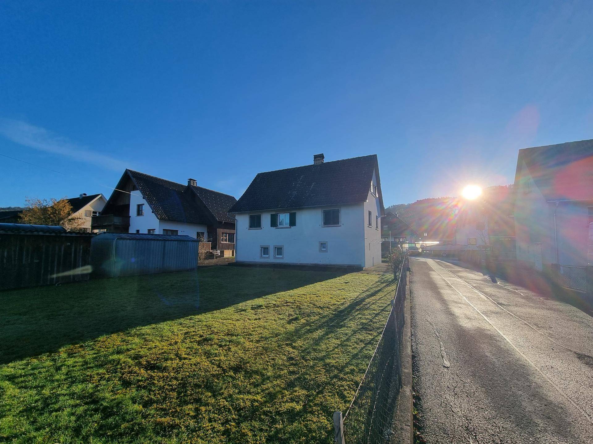 Sonniges Baugrundstück mit Altbestand in ruhiger Lage von Schwarzach - Mehr