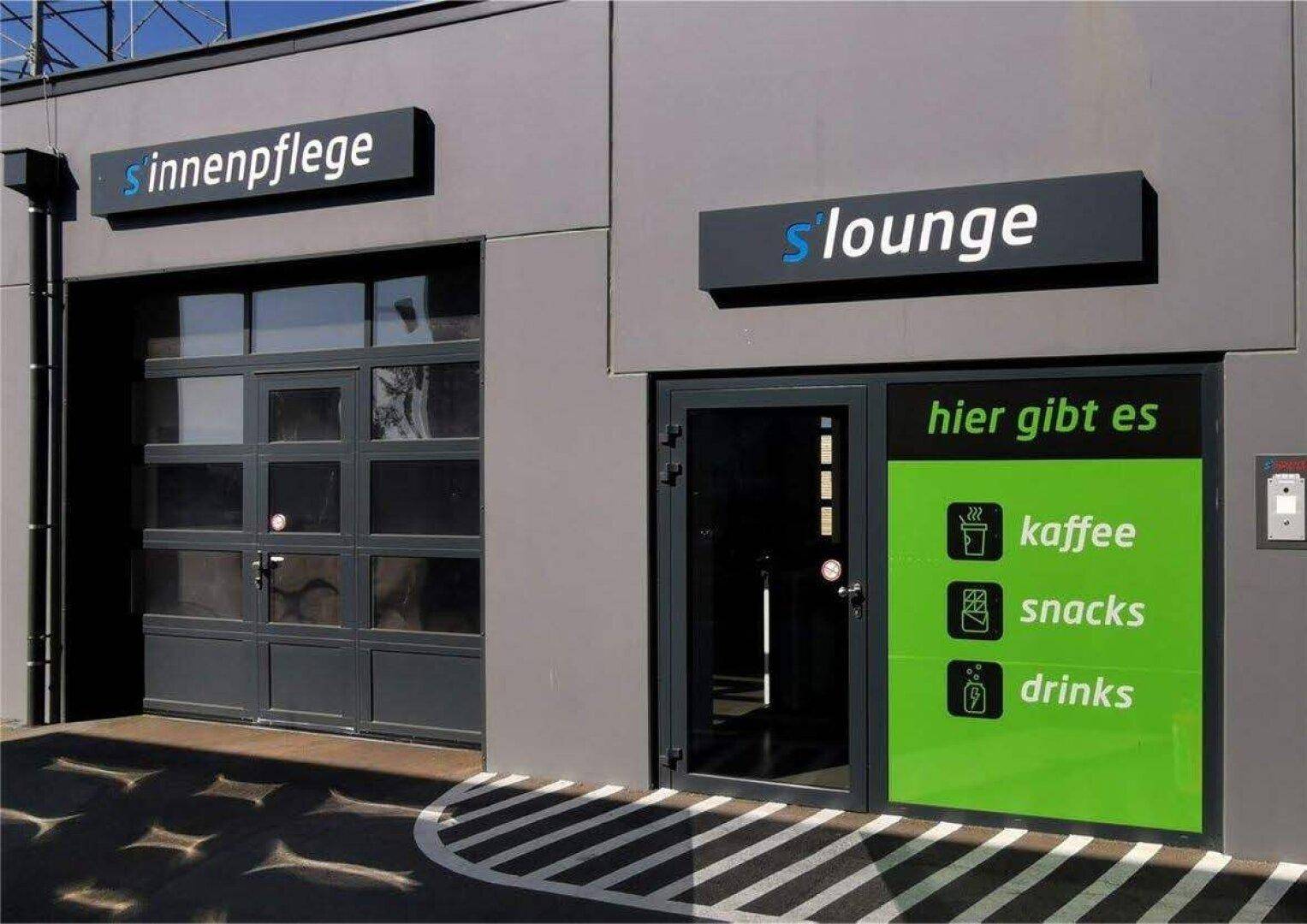 Eingangsbereich zur Innenpflege und Lounge mit Hinweisschildern für Kaffee, Snacks und Getränke.