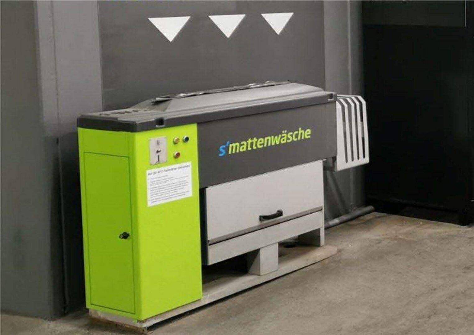 Spezielle Maschine zur Reinigung von Fußmatten in der Autowaschanlage.