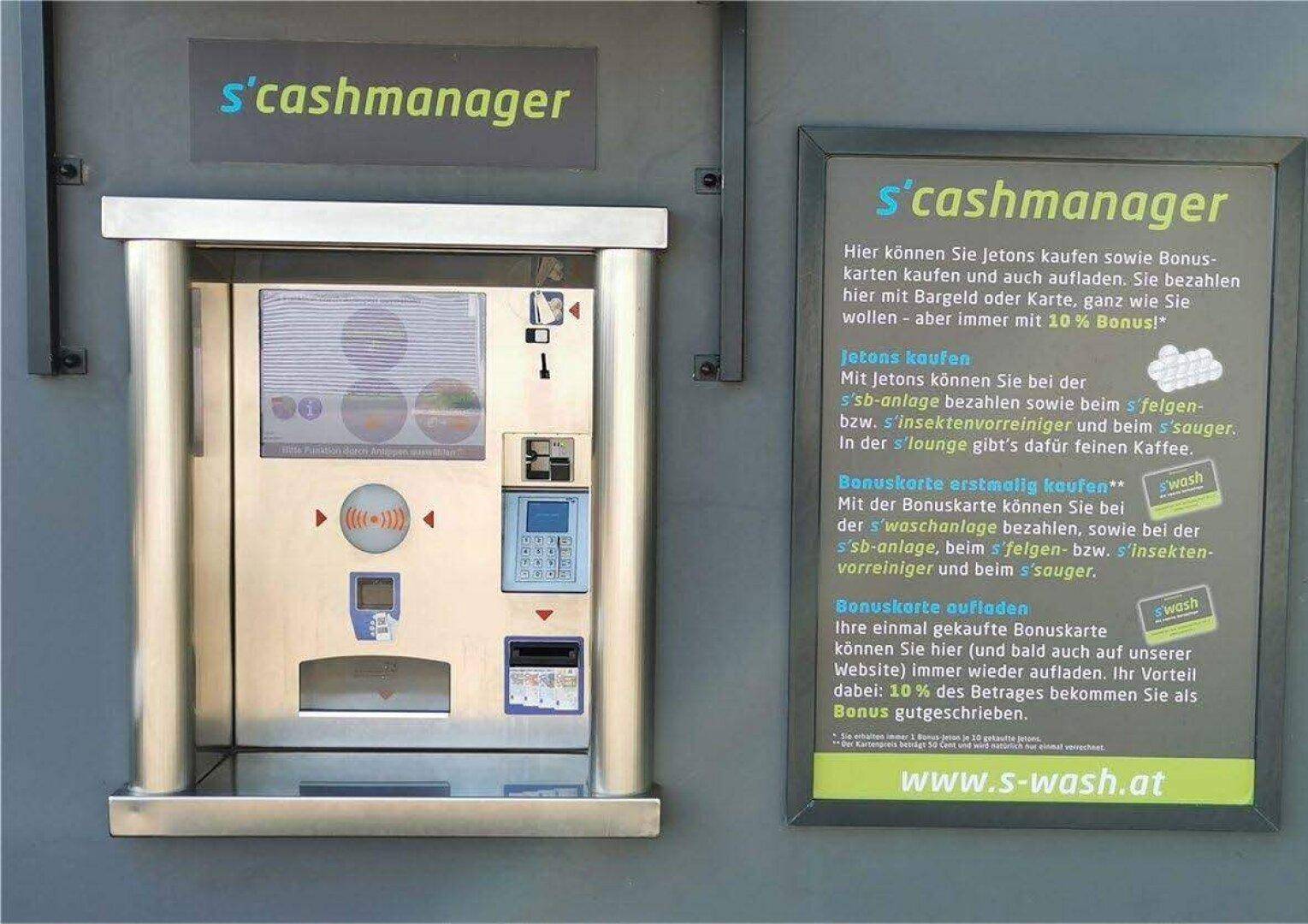 Zahlungsautomat für Jetons und Bonuskarten sowie eine Informationstafel mit Erklärungen.