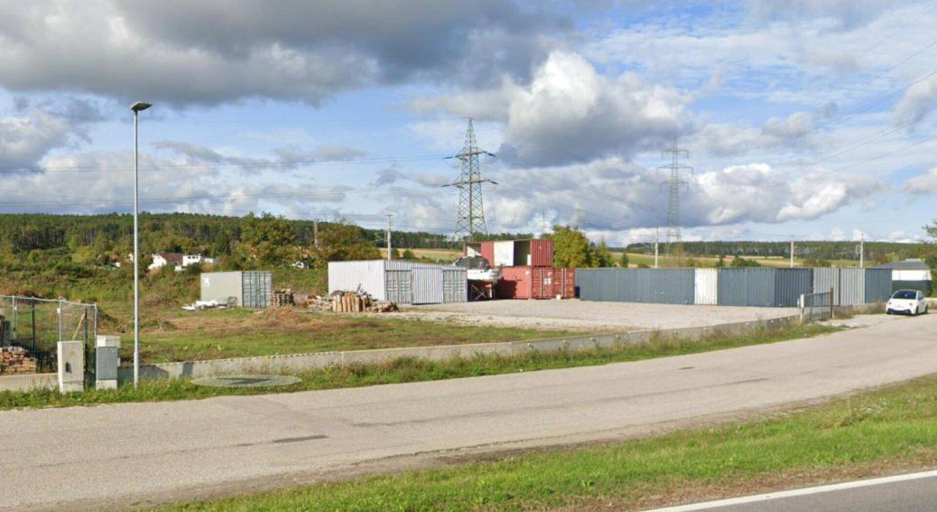 Großes Außengelände mit zahlreichen Lagercontainern und Blick auf die umliegende Landschaft.