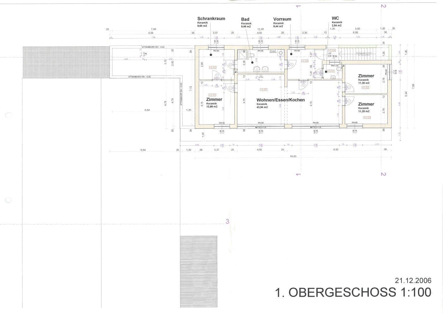 Grundriss des 1. Obergeschosses mit Wohn-/Kochbereich, Zimmern und Bad.