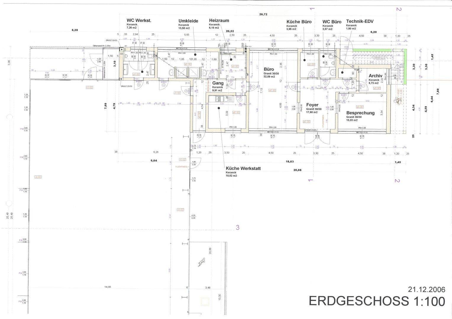 Grundriss des Erdgeschosses mit Büros, Foyer, Archiv und Werkstattbereichen.
