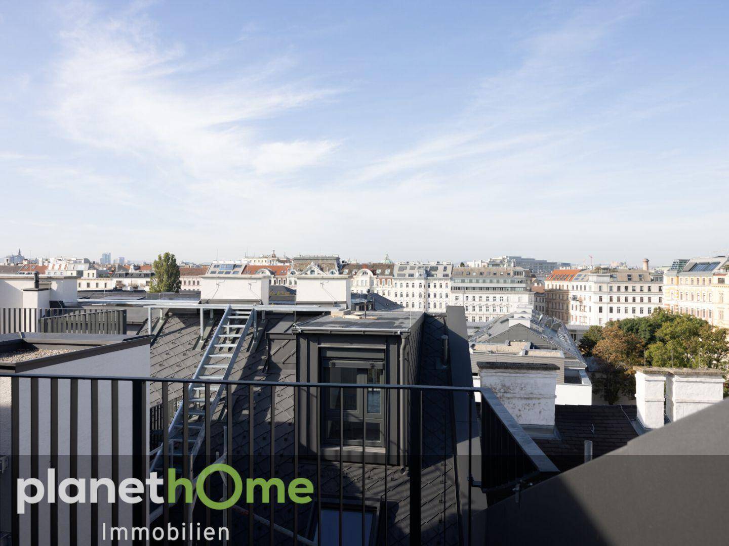 Weitläufige Dachterrasse mit Panoramablick über die Dächer der Stadt.