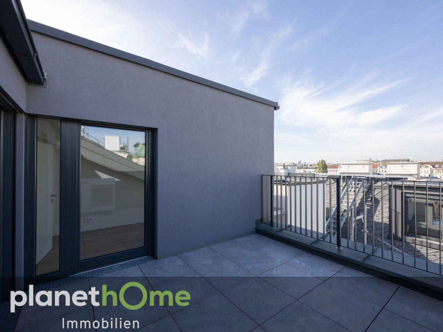 Geräumige Dachterrasse mit modernem Fliesenboden und weitem Stadtblick.