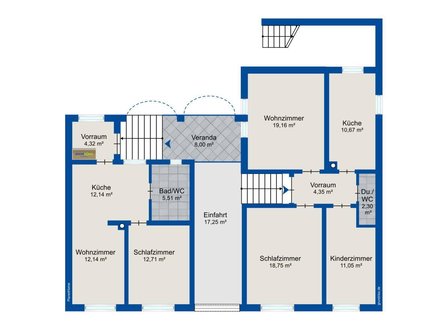 Grundriss des Obergeschosses mit Wohnzimmer, Küche, Schlafzimmern und einer Veranda.