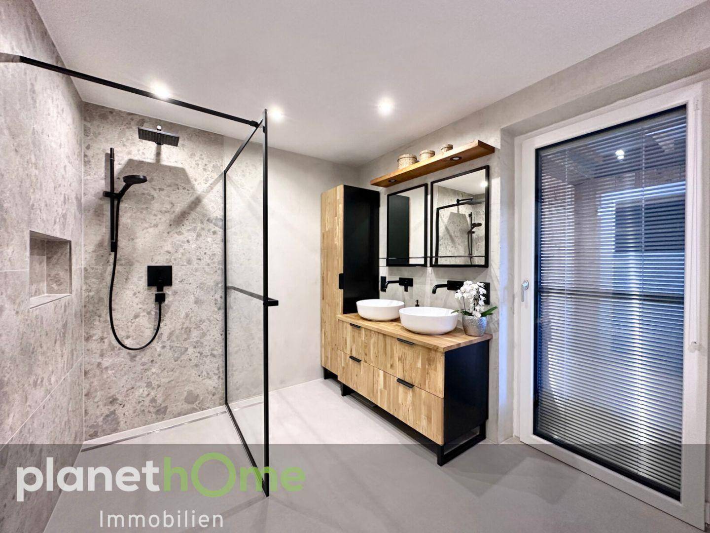 Badezimmer mit Gartenzugang