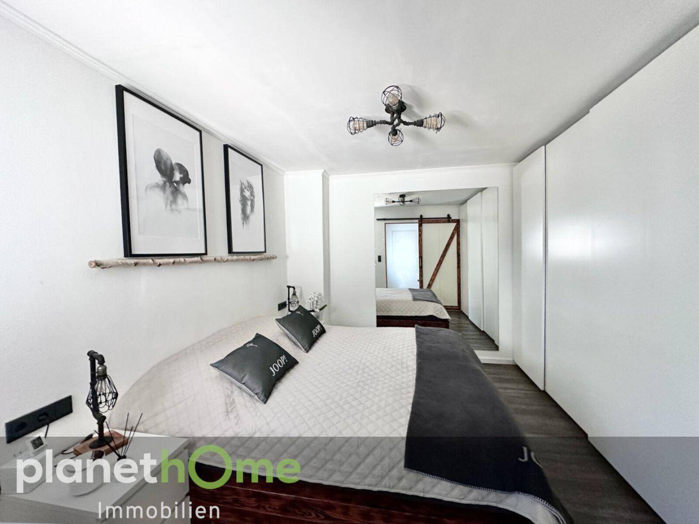 Schlafzimmer mit Enbauschrank