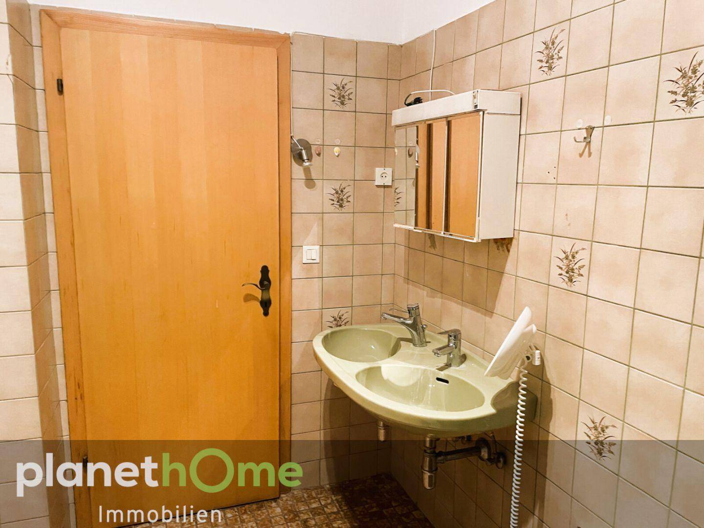 Bad mit Wanne und Fenster_1