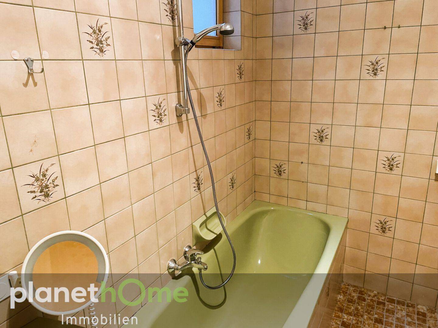 Bad mit Wanne und Fenster_2