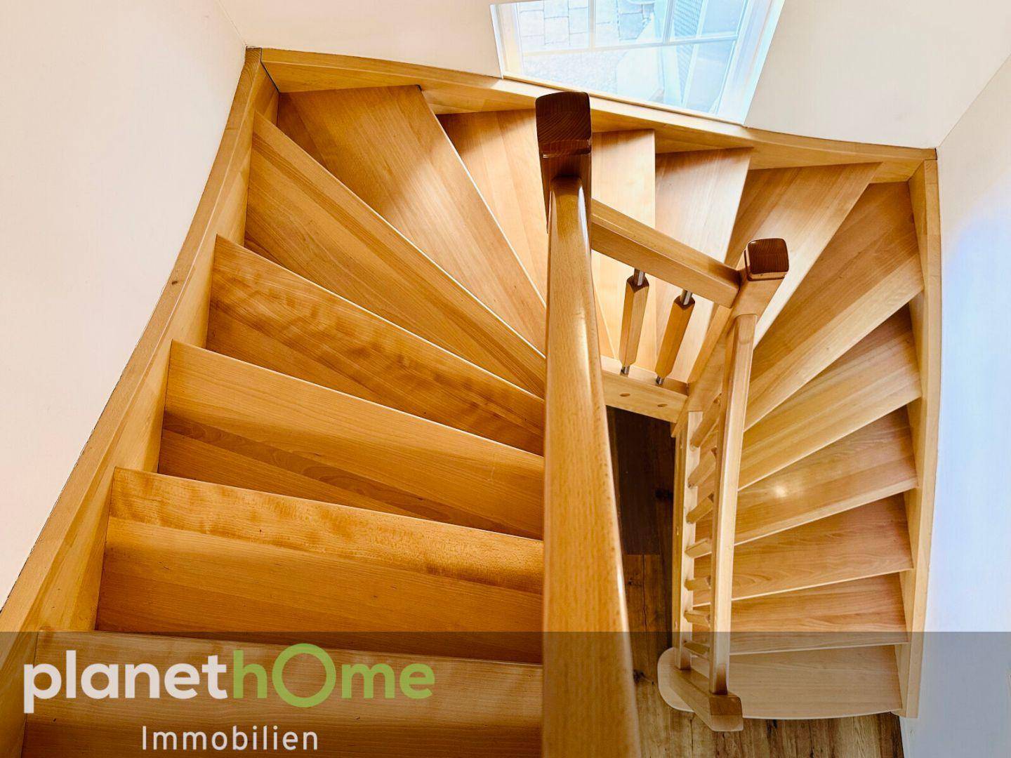 Holztreppe ins OG