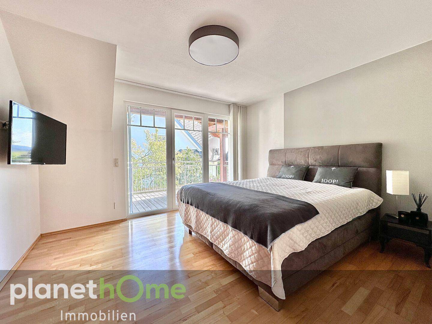 Schlafzimmer mit Schrankraum