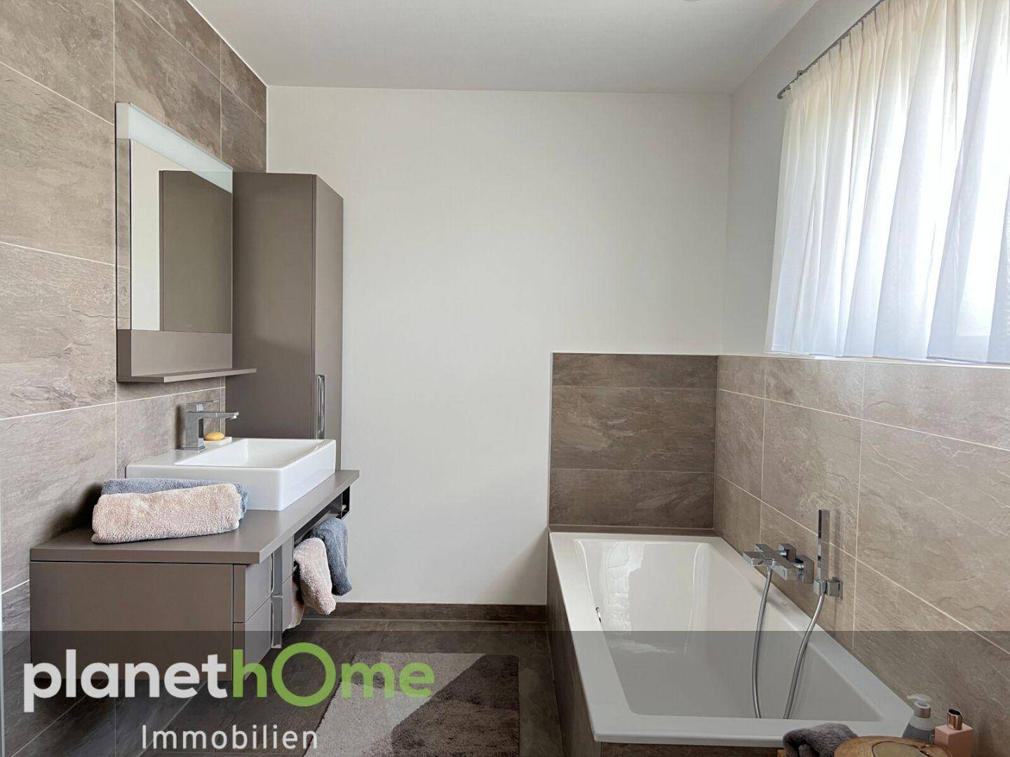 Badezimmeransicht mit Wanne