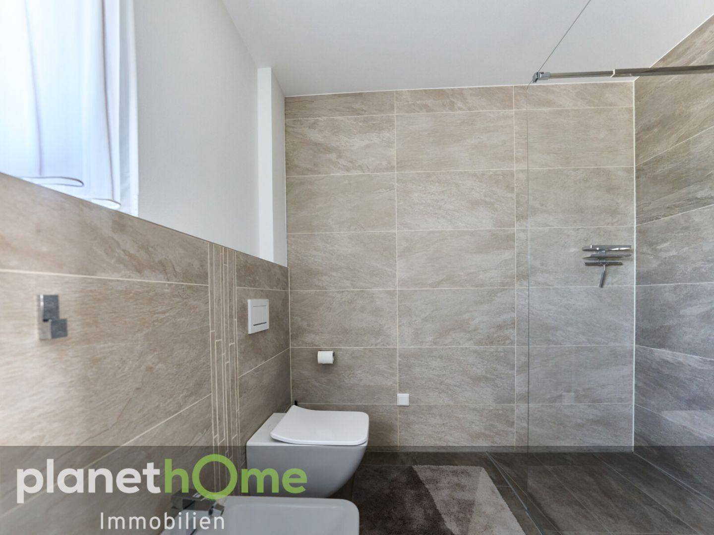 Badezimmeransicht mit Dusche