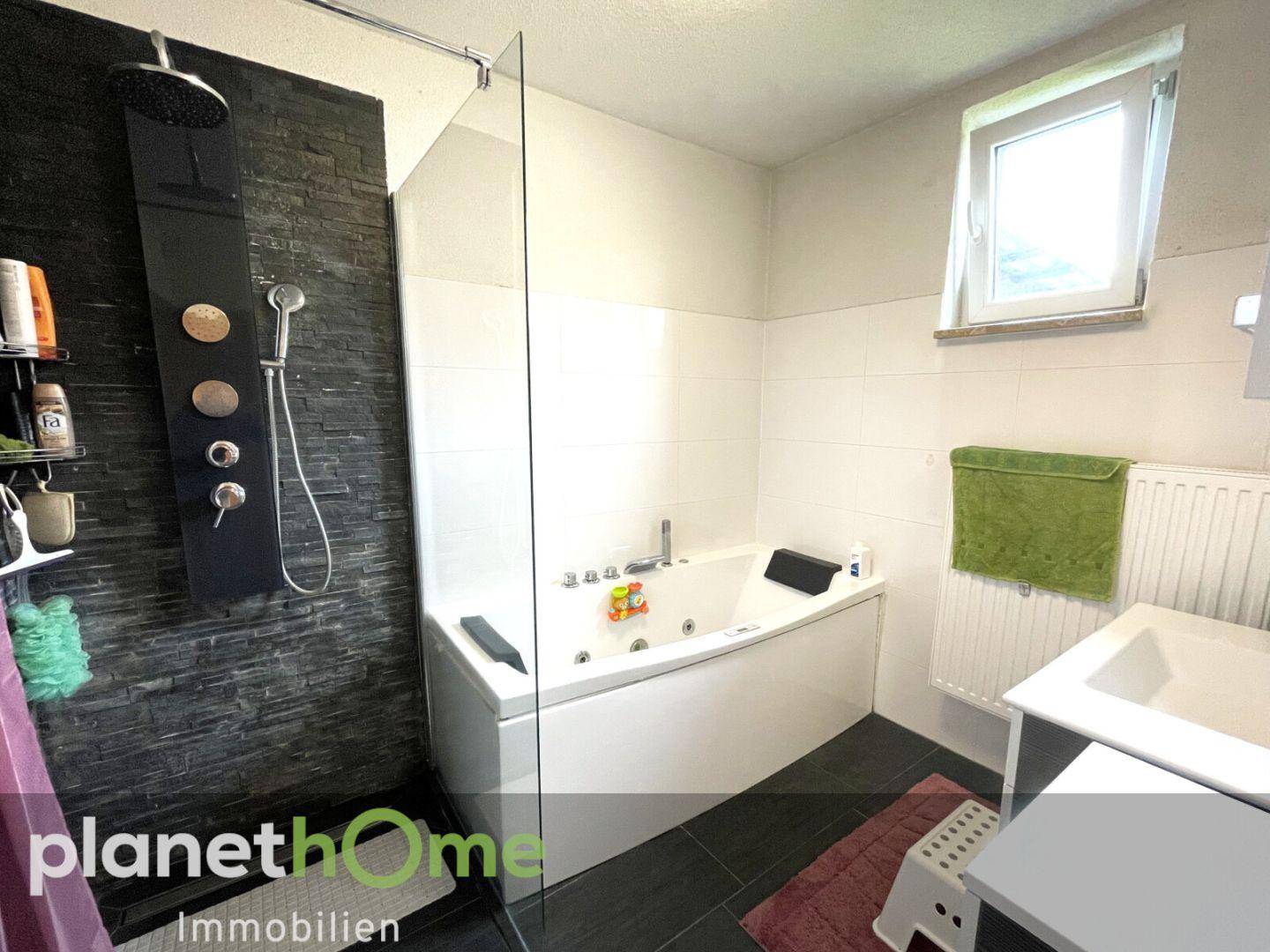 Bad mit Dusche und Wanne