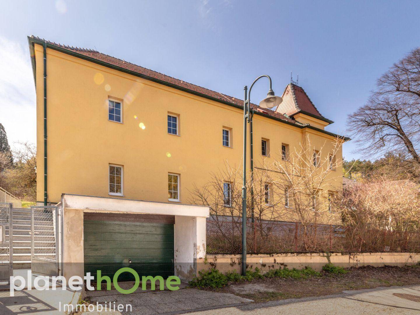 Hausansicht mit Garage