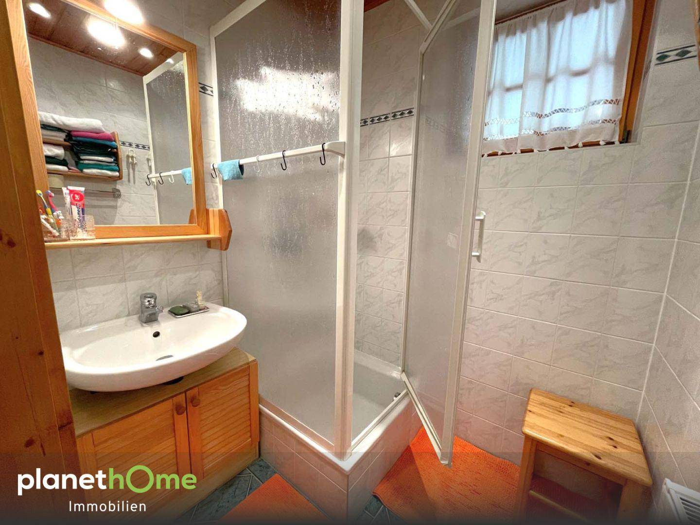 Zimmer 2 und Bad mit Dusche_2