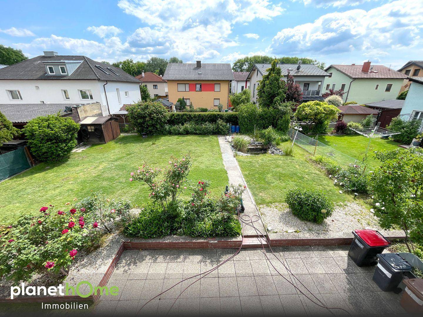 Blick vom Balkon in den Garten
