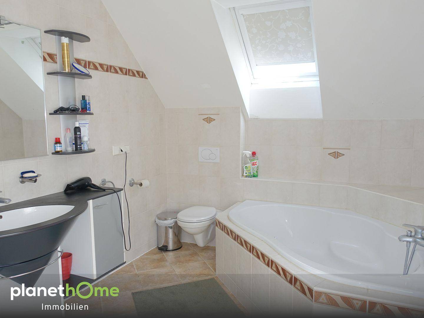Bad 1 mit Wanne Dusche und WC