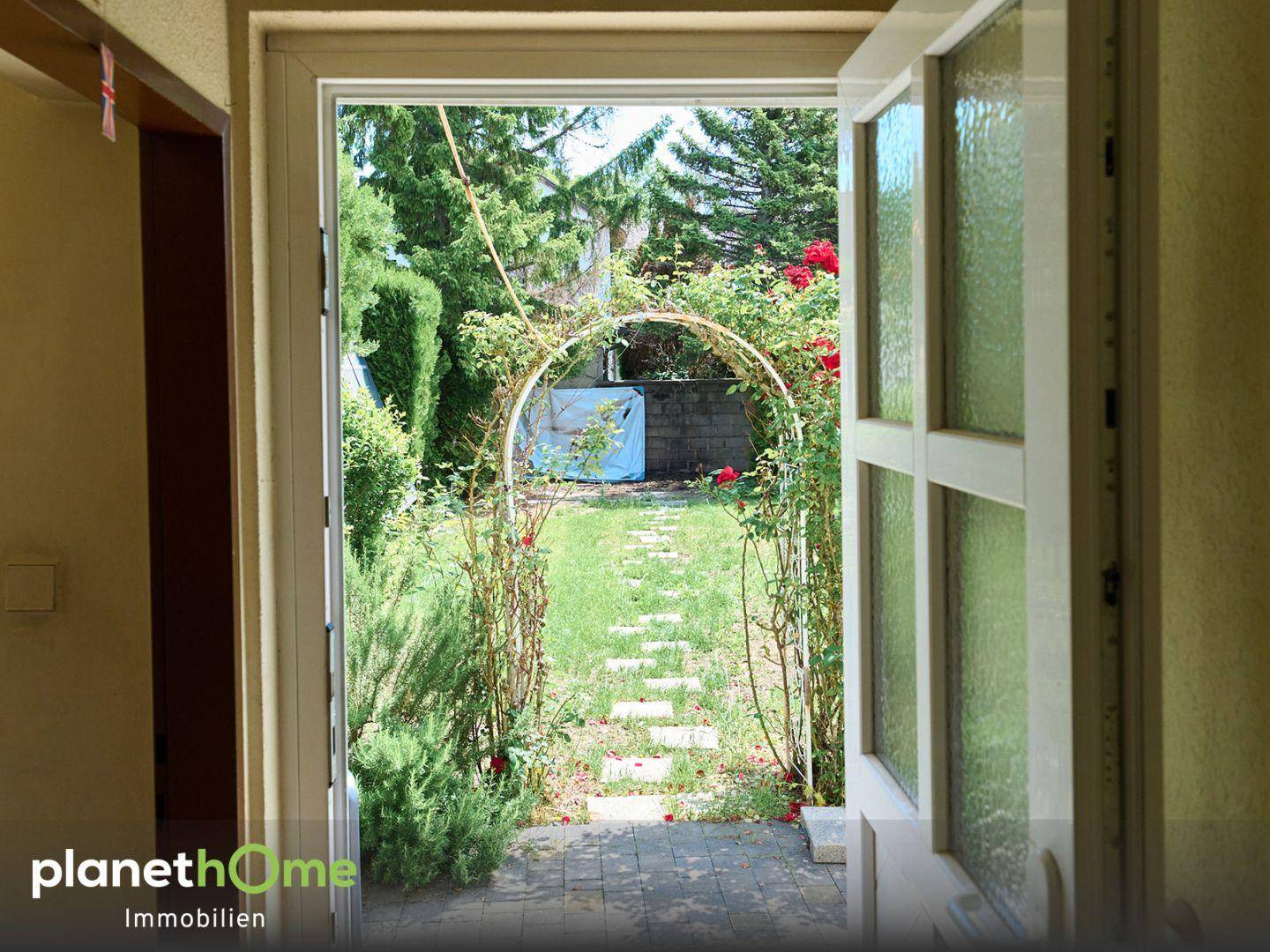Eingang mit Blick in Garten