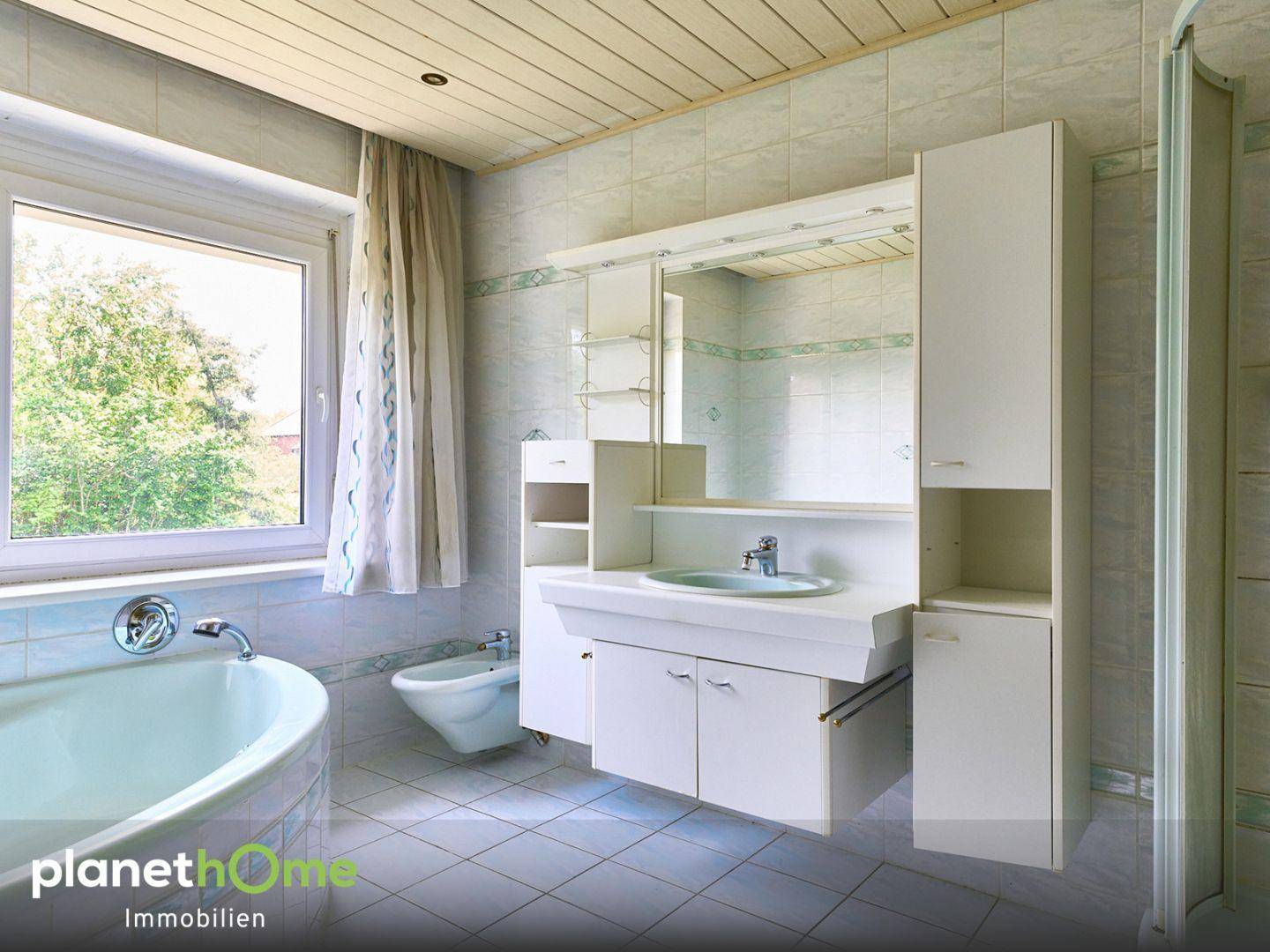 Bad mit Eckbadewanne