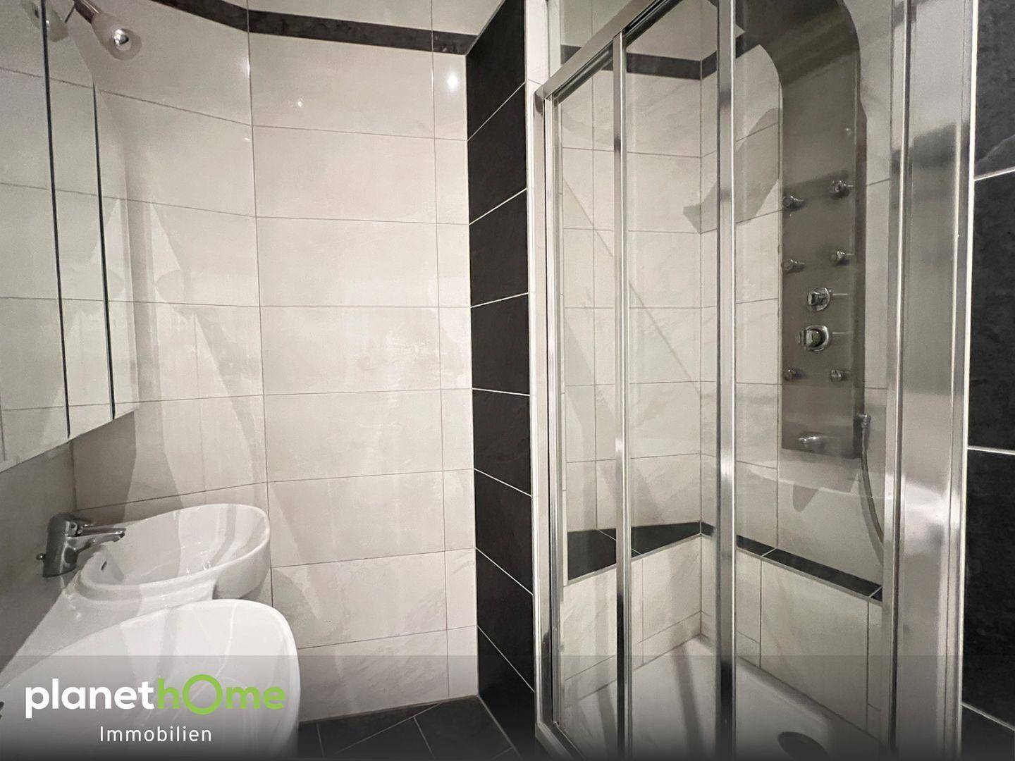 Badezimmer mit Dusche